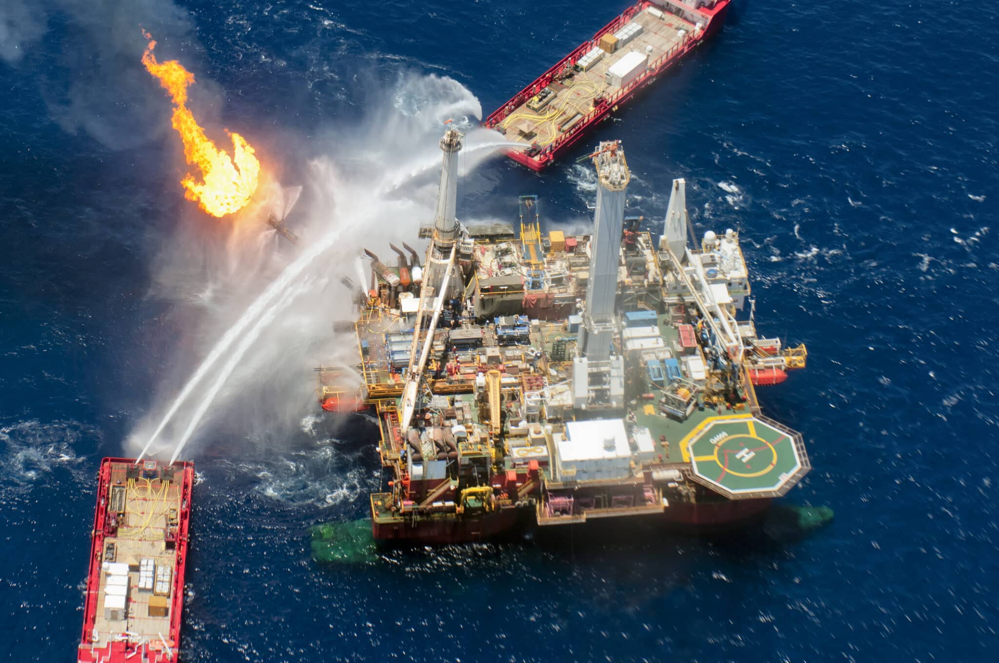 fuoriuscita di petrolio dalla bp deepwater horizon. helix q4000 nel sito macondo prospect mc252 (mississippi canyon block 252), golfo del messico, louisiana, 24 giugno 2010.