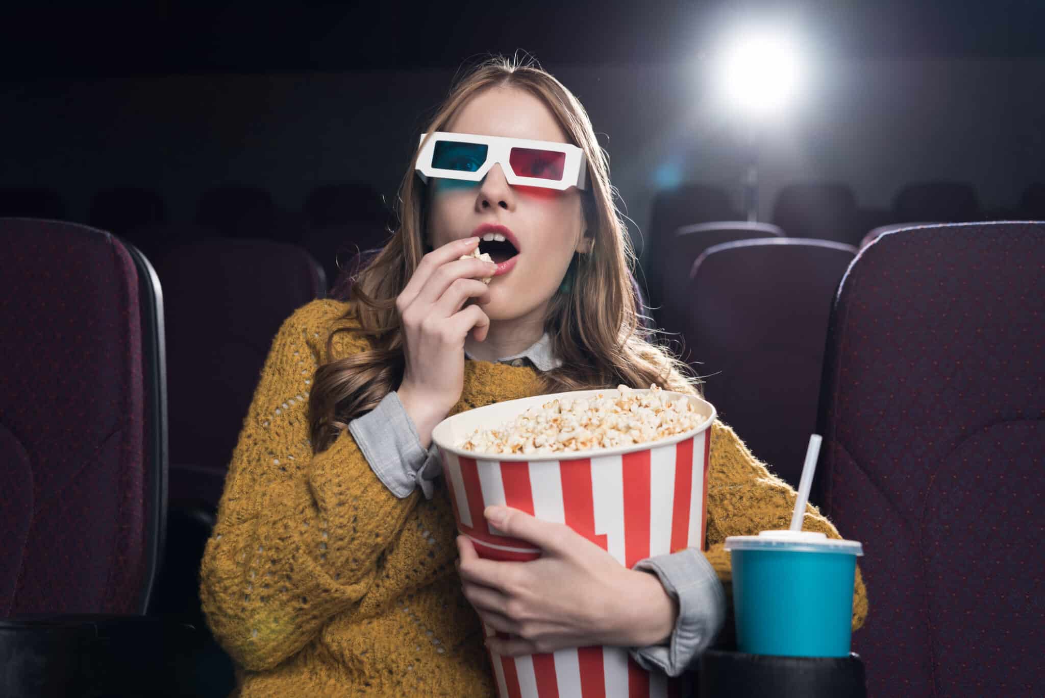 mangiare popcorn al cinema mentre si guarda un film