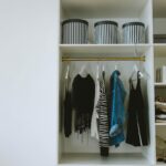 Come vestirsi bene spendendo poco: il guardaroba capsule per uomini e donne