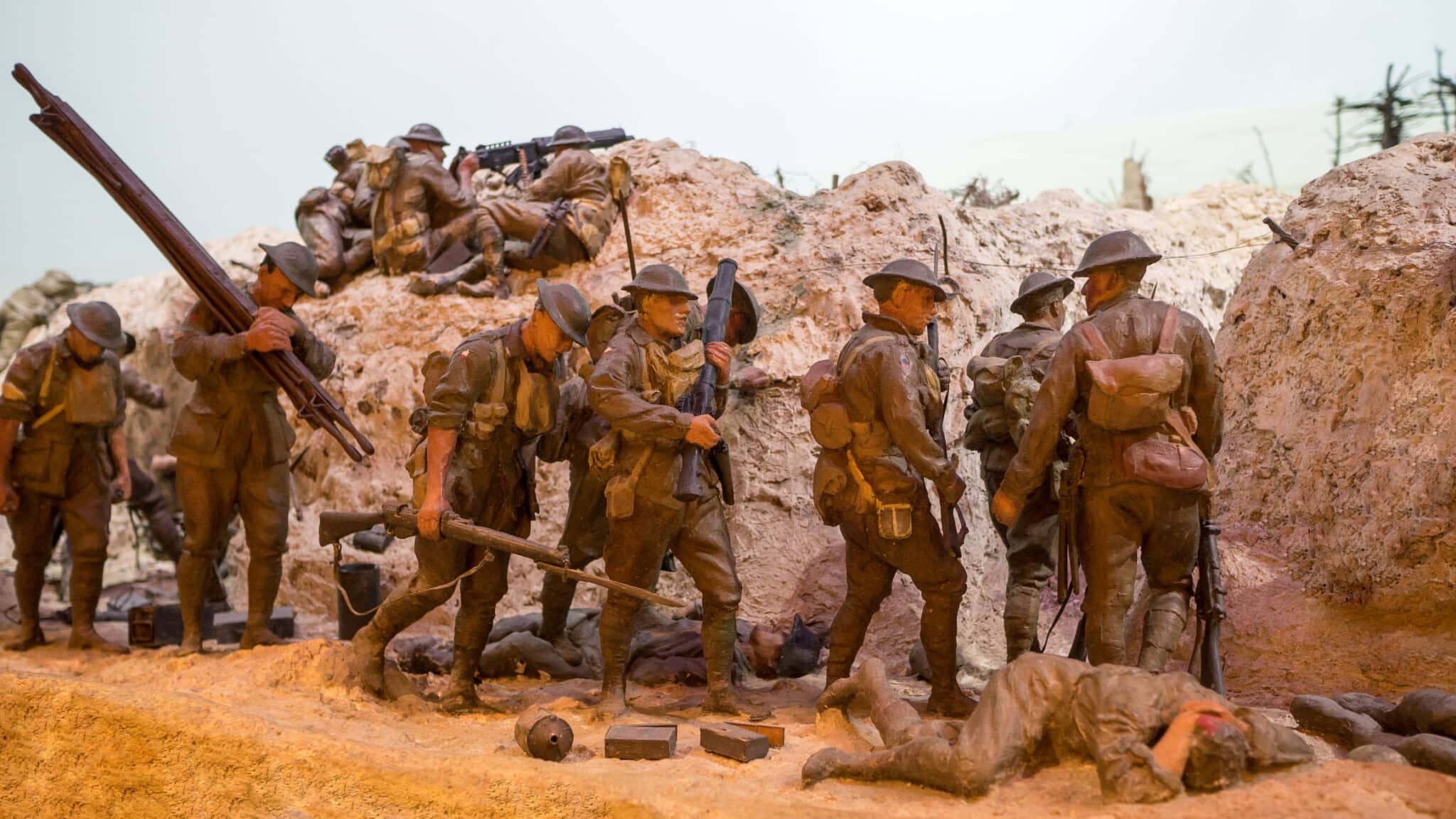 diorama della prima guerra mondiale. un diorama dell'ambientazione della prima guerra mondiale che mostra gli uomini di fanteria che si preparano alla battaglia.