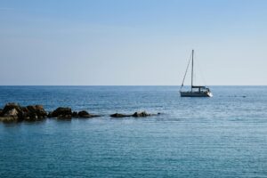 Vacanze in barca a vela in Italia senza esperienza: come funziona e quanto costa